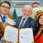 1 de 1 O presidente Lula (centro) sanciona a criação da Universidade Federal Indígena. Também estão na foto: Eloy Terena (ministro do Povos Indígenas) e Sonia Guajajara (ex-ministra dos Povos Indígenas) - Foto: Ricardo Stuckert/PR