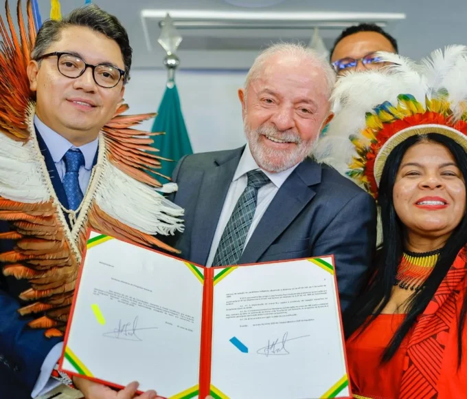 1 de 1 O presidente Lula (centro) sanciona a criação da Universidade Federal Indígena. Também estão na foto: Eloy Terena (ministro do Povos Indígenas) e Sonia Guajajara (ex-ministra dos Povos Indígenas) - Foto: Ricardo Stuckert/PR