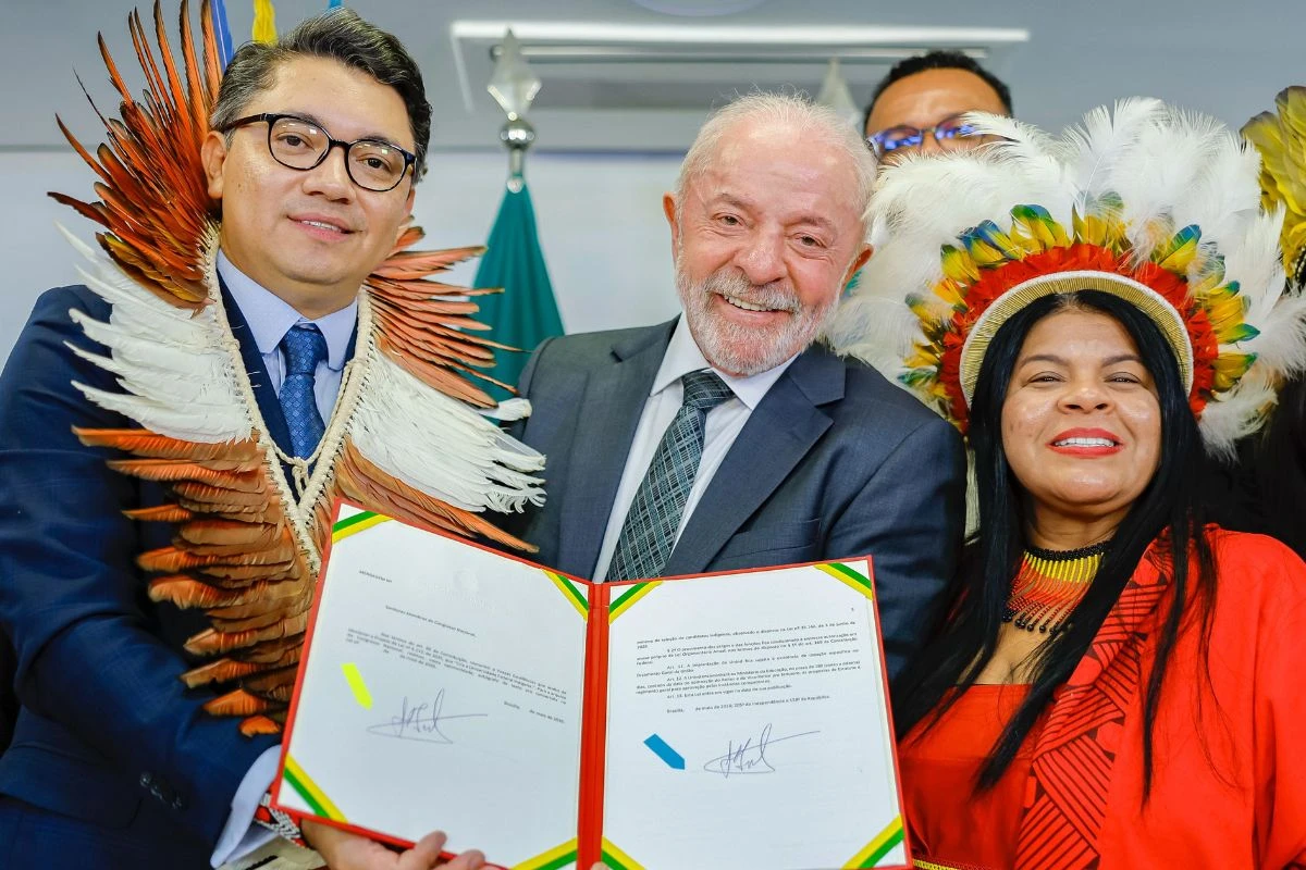 1 de 1 O presidente Lula (centro) sanciona a criação da Universidade Federal Indígena. Também estão na foto: Eloy Terena (ministro do Povos Indígenas) e Sonia Guajajara (ex-ministra dos Povos Indígenas) - Foto: Ricardo Stuckert/PR