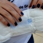 Muitas mulheres não têm acesso a absorventes íntimos e formas adaptadas para conter o fluxo podem trazer riscos à saúde — Foto: Alice Sousa/G1
