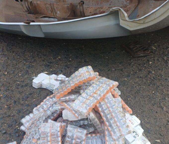 Medicamentos para emagrecimento estavam escondidos em compartimento secreto de veículo abordado na BR-153, em Itumbiara. - Maria Jessyca