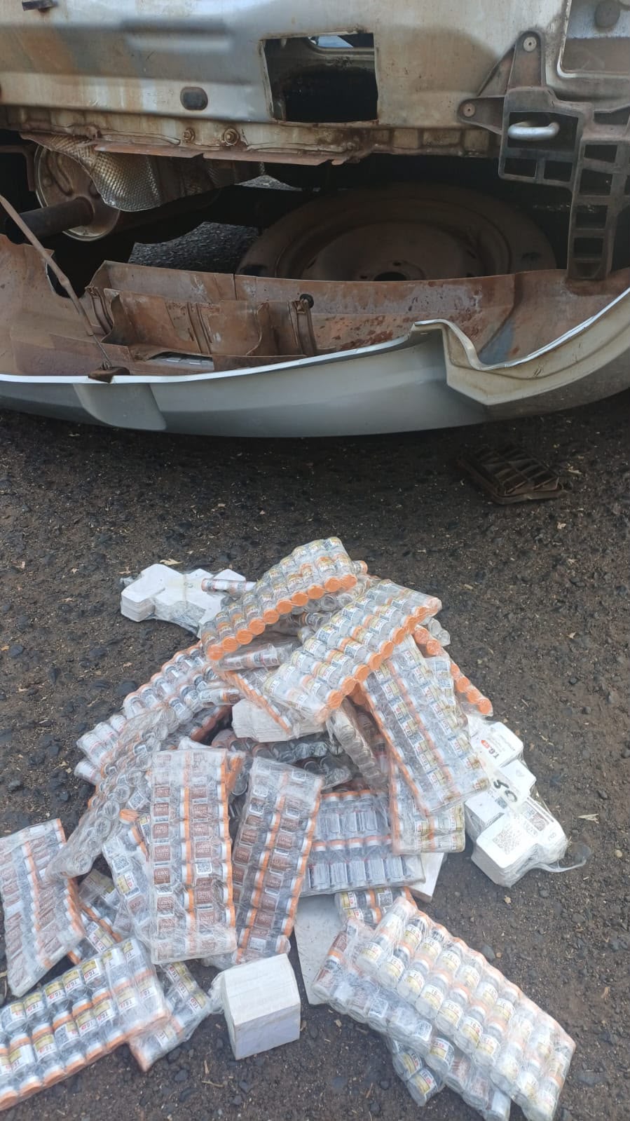 Medicamentos para emagrecimento estavam escondidos em compartimento secreto de veículo abordado na BR-153, em Itumbiara. - Maria Jessyca