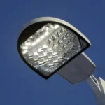 Novo sistema identifica falhas automaticamente, permite ajustar a intensidade das luzes e pode reduzir em cerca de 60% o consumo de energia. (Foto: iStock)