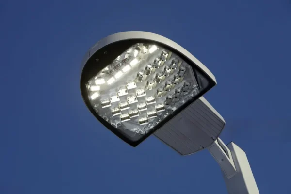 Novo sistema identifica falhas automaticamente, permite ajustar a intensidade das luzes e pode reduzir em cerca de 60% o consumo de energia. (Foto: iStock)