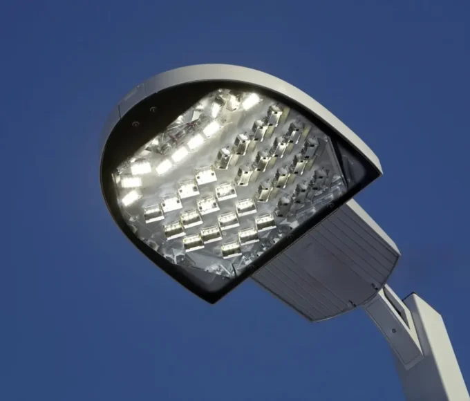 Novo sistema identifica falhas automaticamente, permite ajustar a intensidade das luzes e pode reduzir em cerca de 60% o consumo de energia. (Foto: iStock)