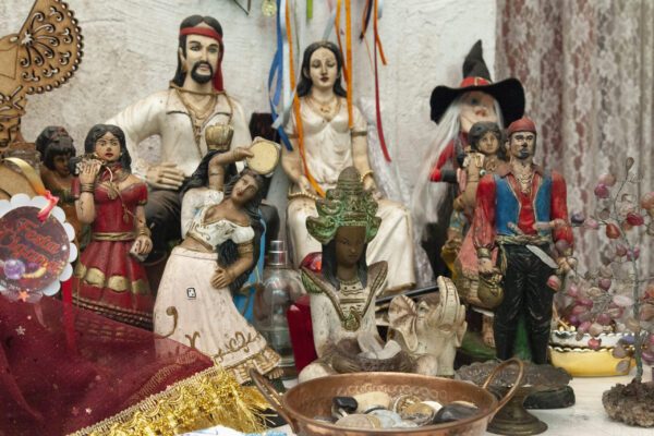 Apontamento cigano dedicado a Santa Sara Kali, no Setor Novo Mundo, em Goiânia | Foto: Marcelo Ramalho