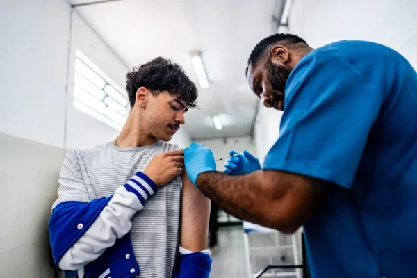 Mobilização ocorre neste sábado, com foco em crianças e adolescentes menores de 15 anos. (Foto: iStock)